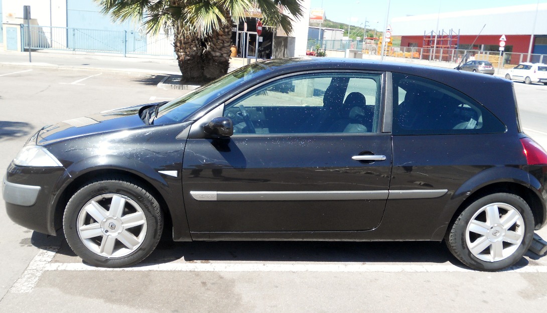 Renaut megane 1.4 16v- año 2004- 2500€