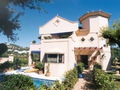 Chalet con 4 dormitorios se vende en Marbella, Costa del Sol