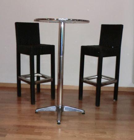 Conjunto de mesa y taburetes altos