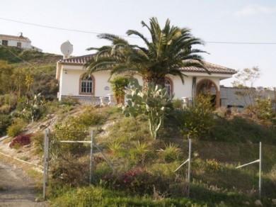 Chalet con 4 dormitorios se vende en Almayate