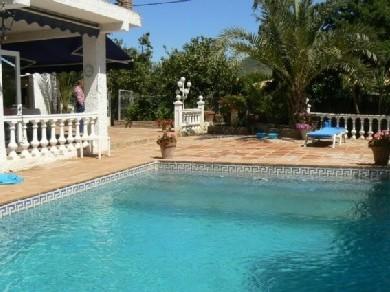 Chalet con 4 dormitorios se vende en Pizarra