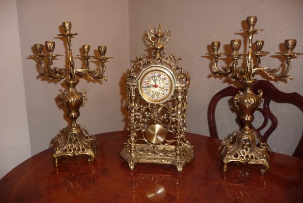 Se venden juego de dos candelabros y reloj de bronce labrados a mano