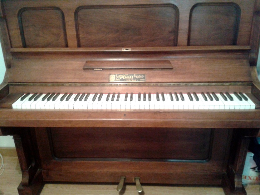 Piano vertical