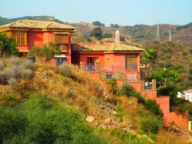 Chalet con 4 dormitorios se vende en Marbella, Costa del Sol