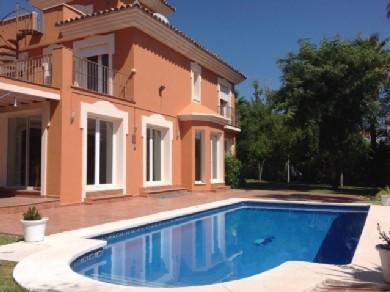 Chalet con 5 dormitorios se vende en Marbella, Costa del Sol