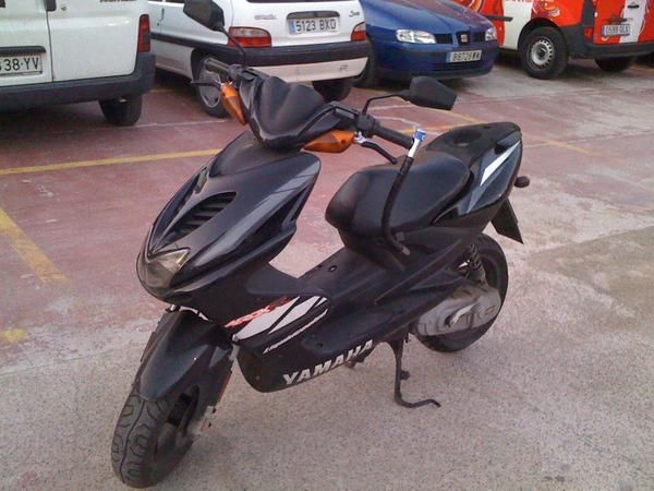 Vendo Yamaha Aerox 50cc negra en buen estado