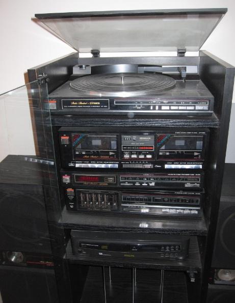 Se vende equipo de música con su mueble  incluido