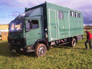 CAMION DE CABALLOS MERCEDEZ BENZ 1317    PARA 4 O 8 CABALLOS