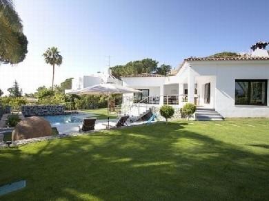 Chalet con 5 dormitorios se vende en Marbella, Costa del Sol