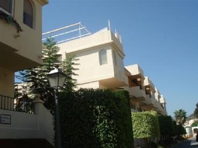 Apartamento con 3 dormitorios se vende en Marbella, Costa del Sol