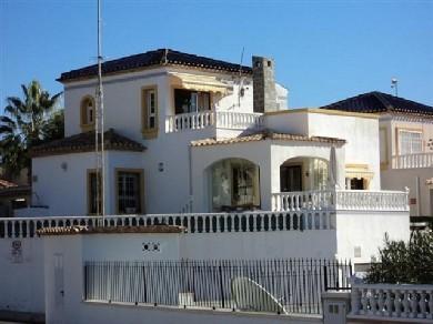 Chalet con 3 dormitorios se vende en Villamartin, Costa Blanca