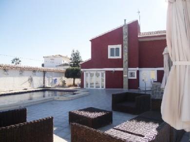 Chalet con 4 dormitorios se vende en Villamartin, Costa Blanca