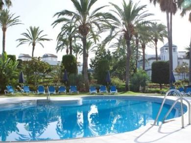 Apartamento con 4 dormitorios se vende en Estepona, Costa del Sol