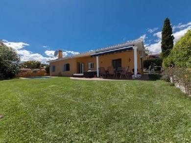 Chalet con 3 dormitorios se vende en Marbella, Costa del Sol