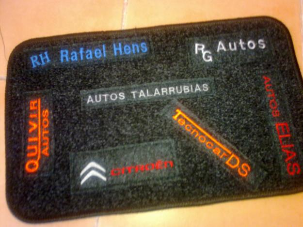 Alfombras y carteles personalizados para coches