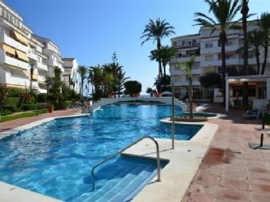 Apartamento con 2 dormitorios se vende en Marbella, Costa del Sol