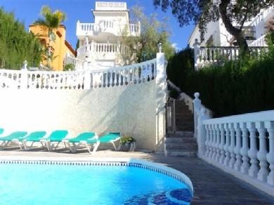 Chalet con 4 dormitorios se vende en Marbella, Costa del Sol