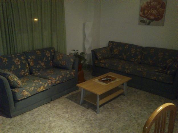 sofas de madera tapizados, de 3 y 2 plazas 80€