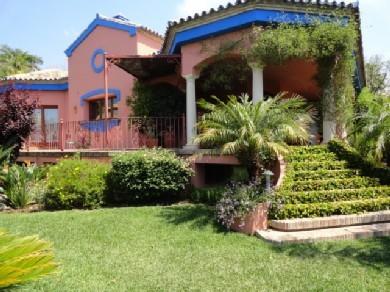 Chalet con 5 dormitorios se vende en Marbella, Costa del Sol