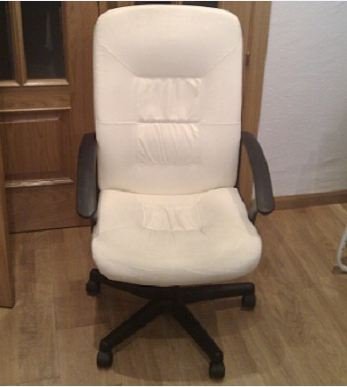 Silla blanca de oficina giratoria