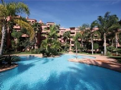 Apartamento con 3 dormitorios se vende en Marbella, Costa del Sol