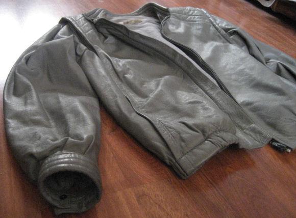 Cazadora de cuero gris