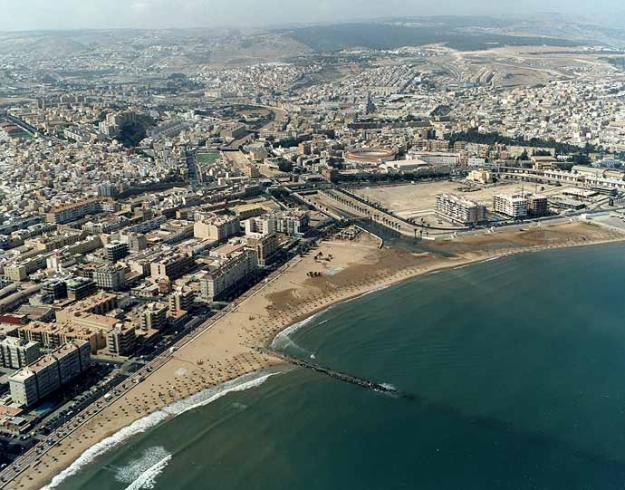 Se vende solar en Melilla, 105 m2, en una excelente zona comercial.