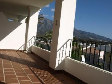 Apartamento con 2 dormitorios se vende en Marbella, Costa del Sol