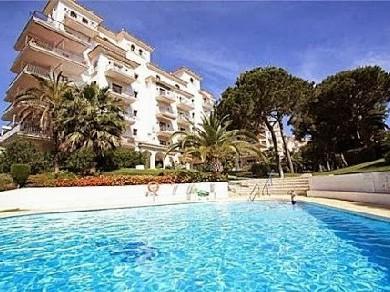 Apartamento con 2 dormitorios se vende en Marbella, Costa del Sol