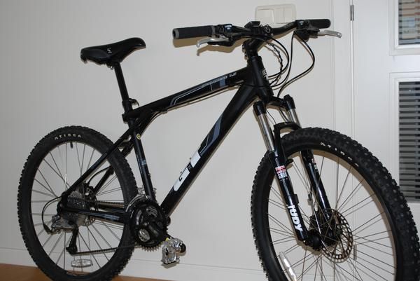 Vendo bicicleta GT casi nueva, poco uso 400  mejor ver, suspensión rock shock delantera, reloj completo, entera. Avalanc