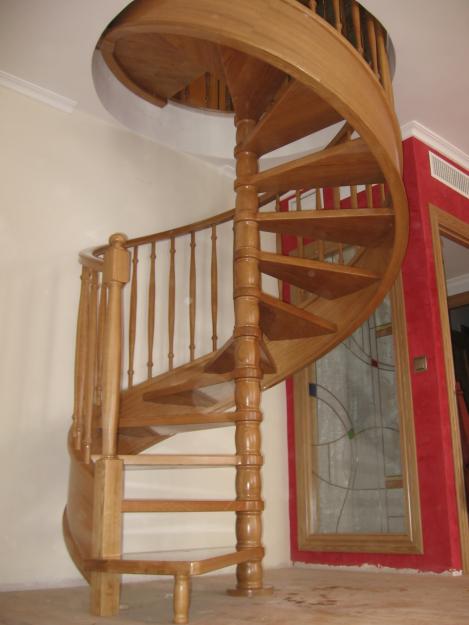 Angoes, escaleras de madera.