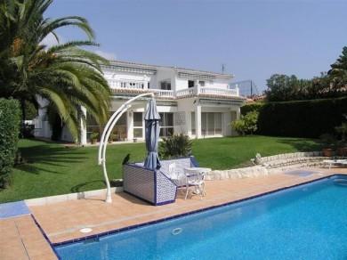 Chalet con 5 dormitorios se vende en Marbella, Costa del Sol