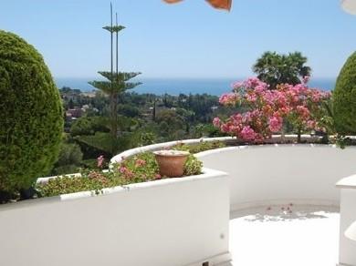 Apartamento con 2 dormitorios se vende en Marbella, Costa del Sol