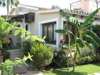 Chalet con 3 dormitorios se vende en Marbella, Costa del Sol