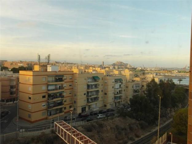 En venta vivienda de 3 dormitorios, salon,  2 baños, cocina y plaza de parking en Residencial El Palmeral, Barrio San Ga