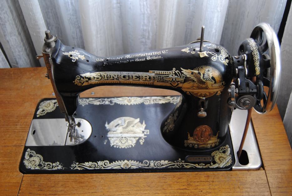 Máquina coser SINGER - 1917 en Perfecto Estado. Mueble con pedal incluido ,