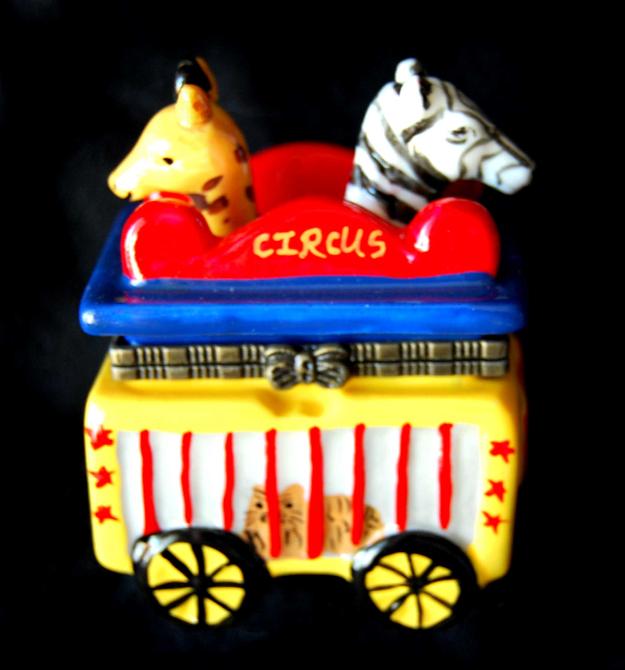 Caja caravana de circo de porcelana con cierre metálico