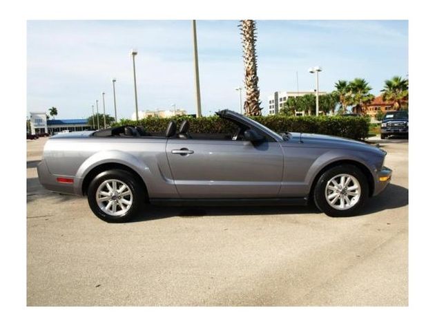 FORD MUSTANG V6 CONVERTIBLE