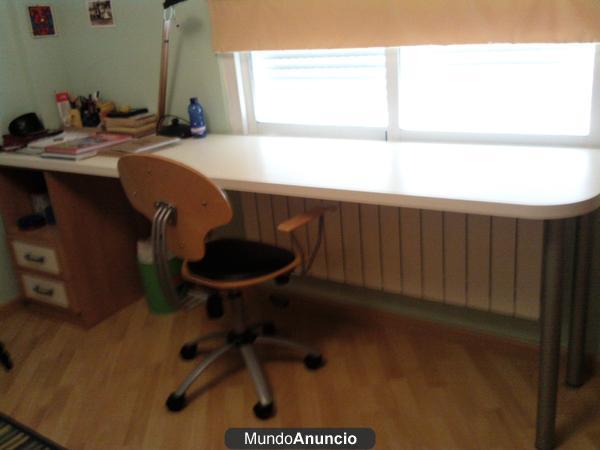 cama y mesa de estudio