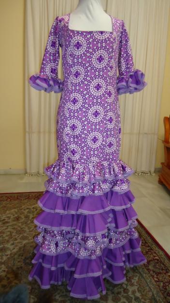 Traje color morado con mangas.