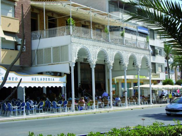 Se vende cafetería/bar en el centro de Torrevieja por jubilación