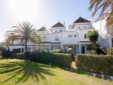 Adosado con 4 dormitorios se vende en Manilva, Costa del Sol