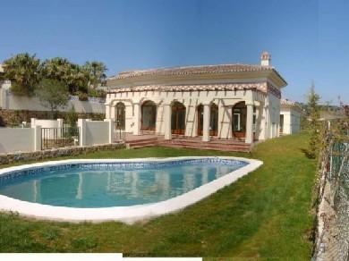 Chalet con 5 dormitorios se vende en Marbella, Costa del Sol