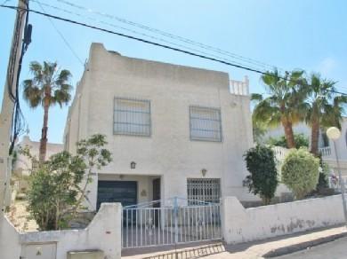 Chalet con 3 dormitorios se vende en Villamartin, Costa Blanca