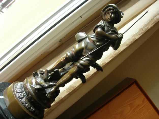 Figura de niño  con patos