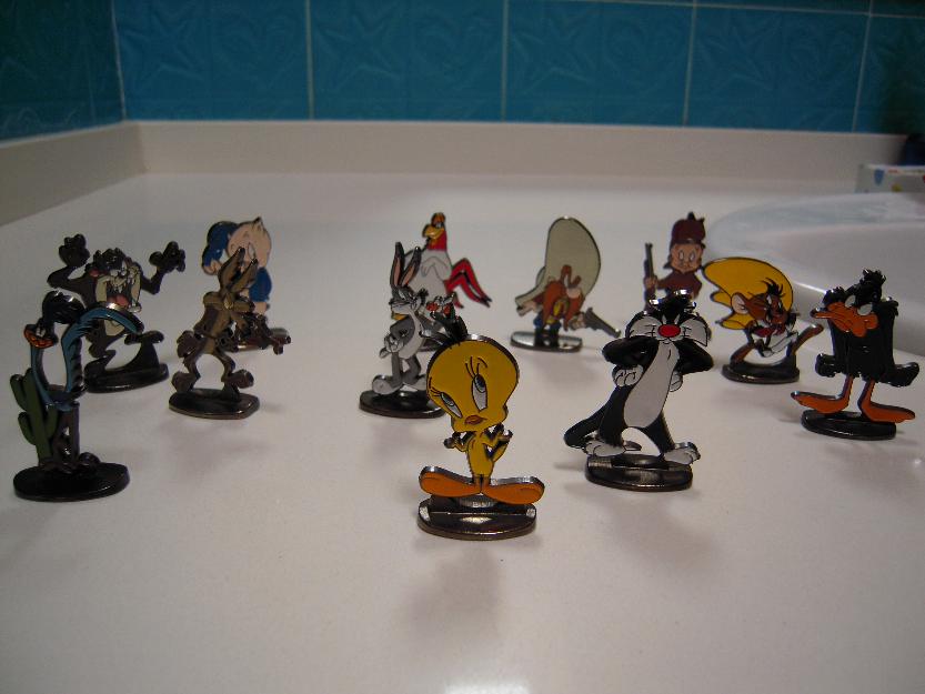 Doce figuras metálicas personajes Warner