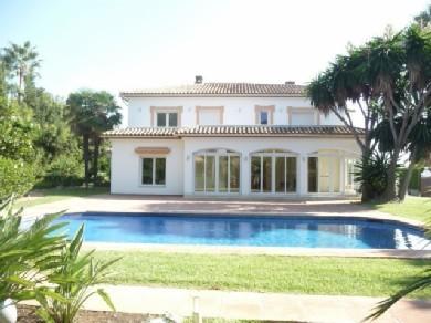 Chalet con 5 dormitorios se vende en Marbella, Costa del Sol
