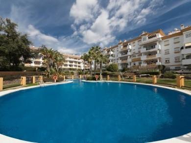 Apartamento con 3 dormitorios se vende en Marbella, Costa del Sol