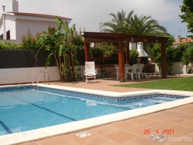 CASA EN VENTA O ALQUILER CON PISCINA, EN CUNIT