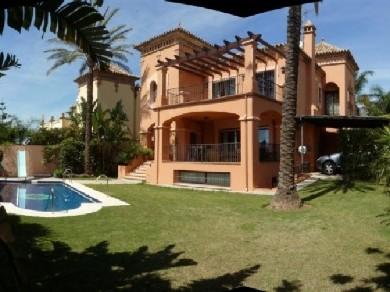 Chalet con 6 dormitorios se vende en Marbella, Costa del Sol